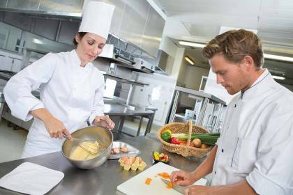 Jak powinno wyglądać stanowisko pracy kucharza?