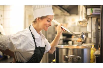 Fartuchy dla kucharzy- ważny element podczas wykonywania pracy w gastronomii