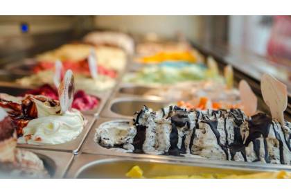 Lodówki na lody gałkowe: Niezbędne wyposażenie gastronomii dla miłośników orzeźwiających smaków