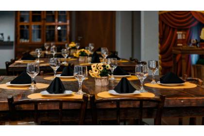 Zastawa stołowa jako wizytówka restauracji: Tworzenie eleganckich i funkcjonalnych aranżacji stołów.